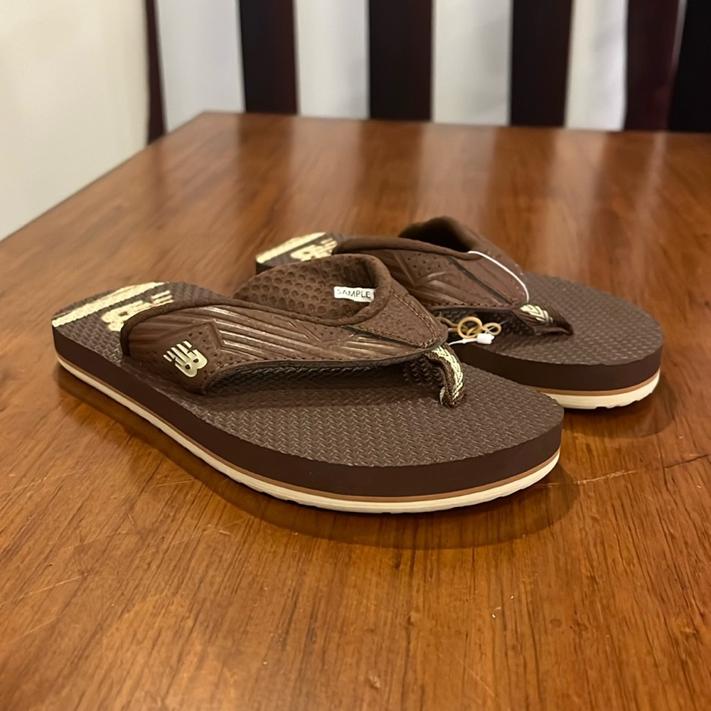 New Balance Kids Mosie Sandals Flip Flops Thongs new brown Youth Size 13 Boys